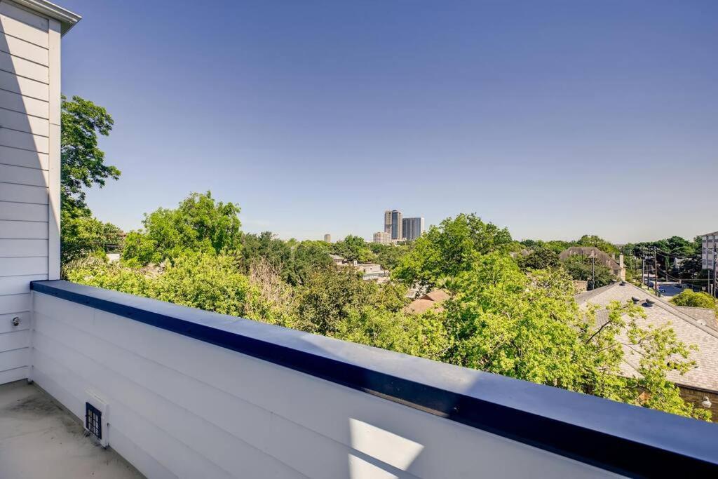 4 Story Home Mins To Downtown Houston With City Views Exterior photo