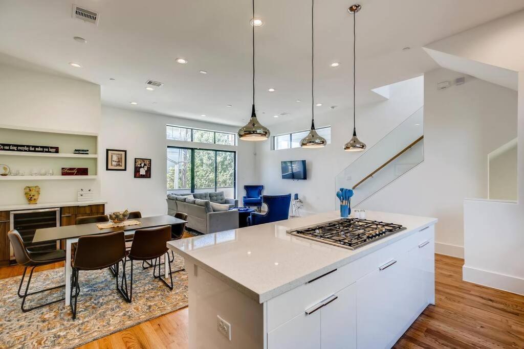 4 Story Home Mins To Downtown Houston With City Views Exterior photo
