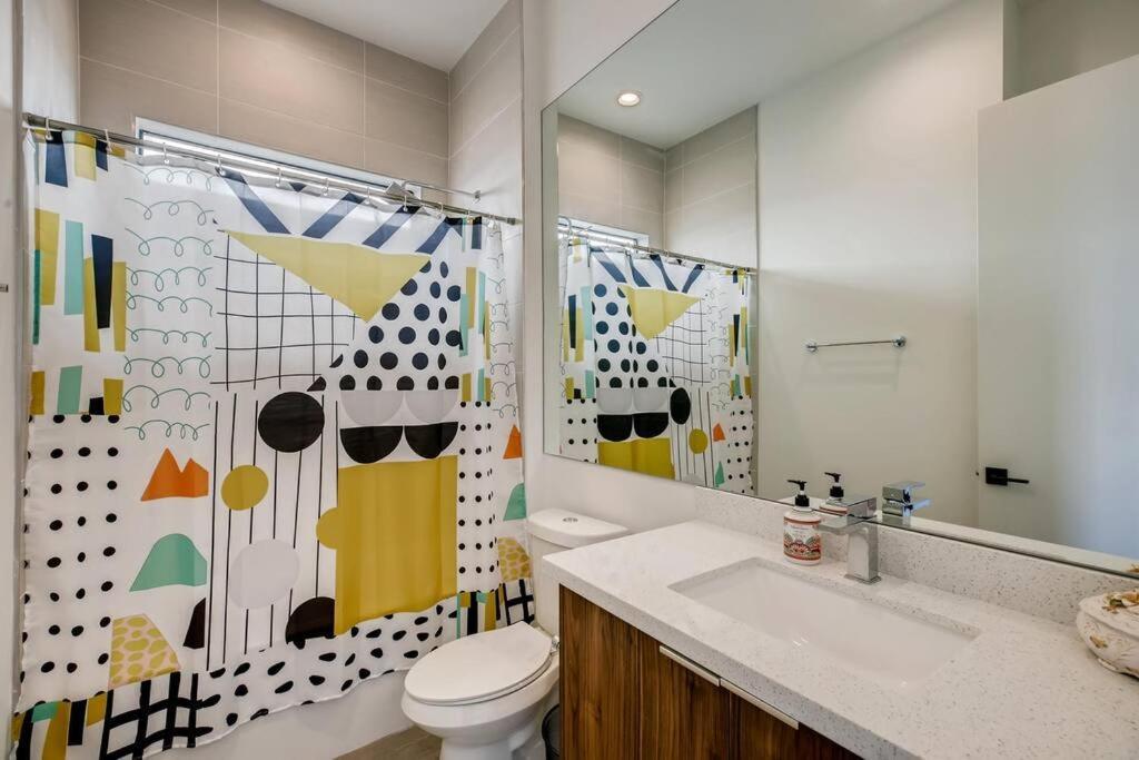4 Story Home Mins To Downtown Houston With City Views Exterior photo