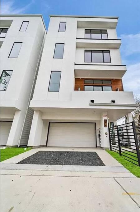 4 Story Home Mins To Downtown Houston With City Views Exterior photo
