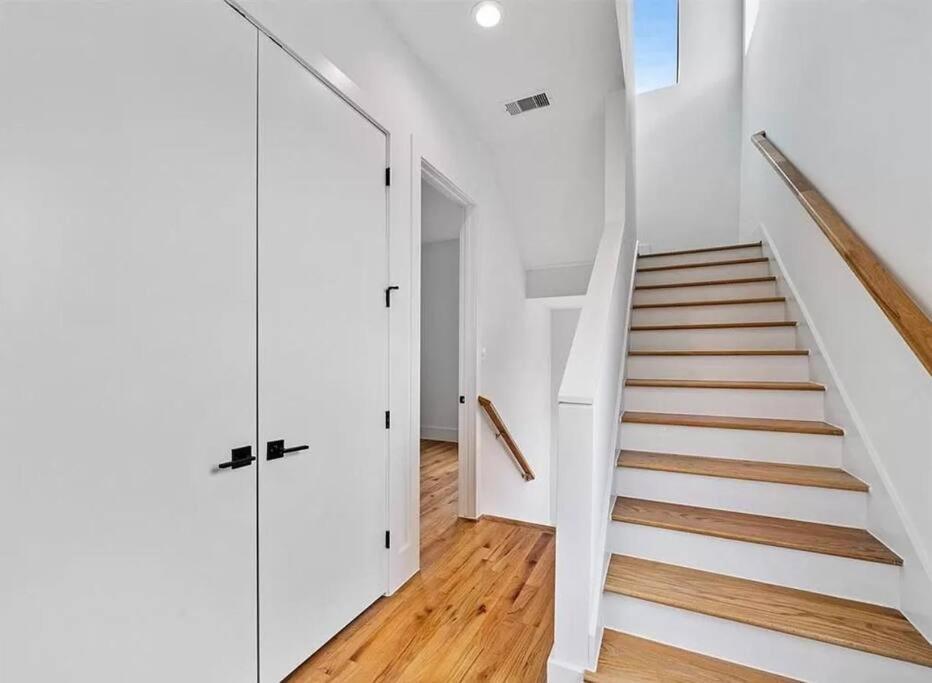 4 Story Home Mins To Downtown Houston With City Views Exterior photo