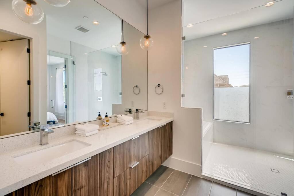 4 Story Home Mins To Downtown Houston With City Views Exterior photo