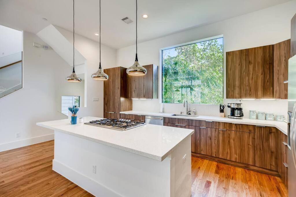 4 Story Home Mins To Downtown Houston With City Views Exterior photo