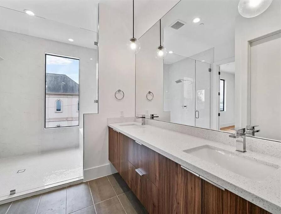4 Story Home Mins To Downtown Houston With City Views Exterior photo