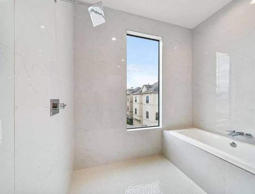 4 Story Home Mins To Downtown Houston With City Views Exterior photo