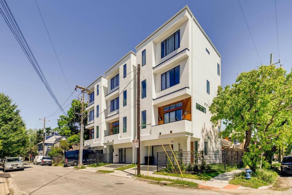 4 Story Home Mins To Downtown Houston With City Views Exterior photo