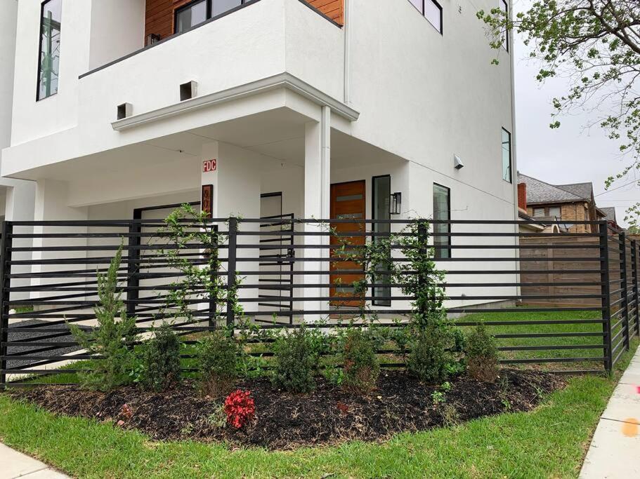 4 Story Home Mins To Downtown Houston With City Views Exterior photo
